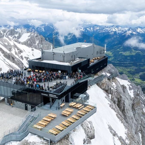 Mountaintop restaurant and viewing deck in the Alps with crowds | © Katharina Knapp