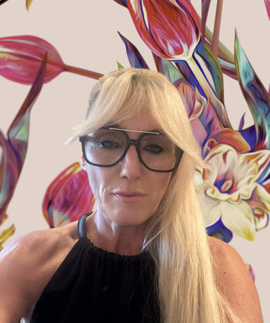 Blonde Frau mit Brille vor buntem Wandbild