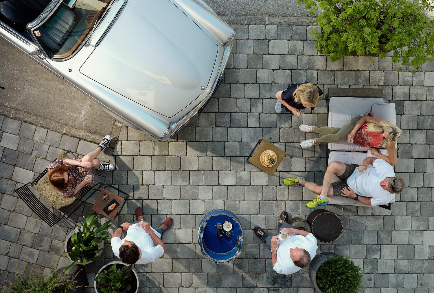 Bird's-eye view of an outdoor gathering with a vintage car | © RaphaelGabauer