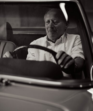 Older man behind the wheel of a car, focused | © RaphaelGabauer