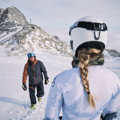 Two skiers on a snow-covered mountain slope | © Robert Maybach