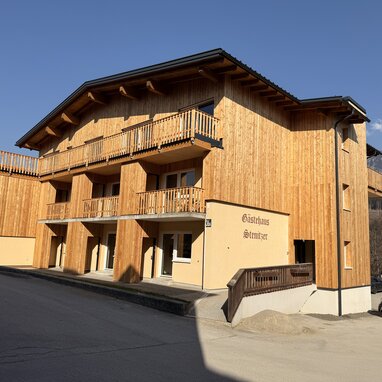 Holzbau mit Balkonen im Chaletstil