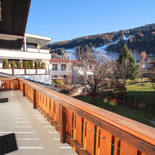 Balcony of a residential building with mountain scenery | © SCHLADMING-APPARTEMENTS